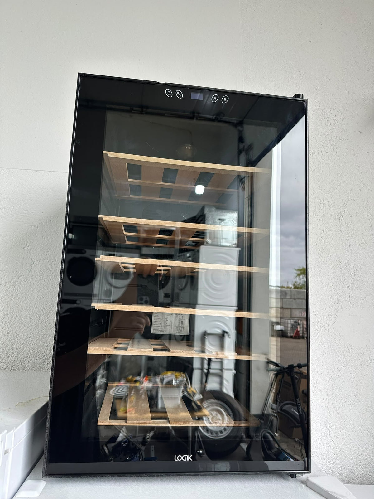 LOGIK LWC28B1T16E Vinkøleskab – 28 Flasker – 70 L – Sort – Brugt